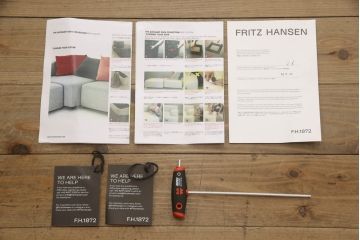 中古　極美品　FRITZ HANSEN(フリッツハンセン)　アルファベットソファシリーズ　クッション2個付き　シンプルモダンなデザインが魅力的な2人掛けソファ(2シーター、2P、二人掛け)(定価約66万円)(R-065711)