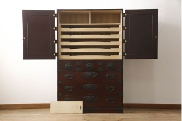 中古　美品　民芸家具　熊野洞　木地呂塗り　立派な金具が荘厳な雰囲気を醸し出す仙台箪笥(着物箪笥、整理箪笥、衣装箪笥、重ね箪笥、引き出し)(定価約150万円)(R-065712)
