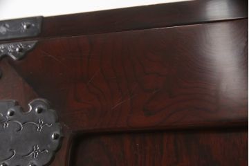 中古　美品　民芸家具　熊野洞　木地呂塗り　立派な金具が荘厳な雰囲気を醸し出す仙台箪笥(着物箪笥、整理箪笥、衣装箪笥、重ね箪笥、引き出し)(定価約150万円)(R-065712)