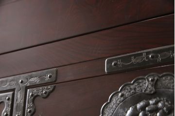 中古　美品　民芸家具　熊野洞　木地呂塗り　立派な金具が荘厳な雰囲気を醸し出す仙台箪笥(着物箪笥、整理箪笥、衣装箪笥、重ね箪笥、引き出し)(定価約150万円)(R-065712)