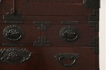 中古　美品　民芸家具　熊野洞　木地呂塗り　立派な金具が荘厳な雰囲気を醸し出す仙台箪笥(着物箪笥、整理箪笥、衣装箪笥、重ね箪笥、引き出し)(定価約150万円)(R-065712)