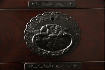中古　美品　民芸家具　熊野洞　木地呂塗り　立派な金具が荘厳な雰囲気を醸し出す仙台箪笥(着物箪笥、整理箪笥、衣装箪笥、重ね箪笥、引き出し)(定価約150万円)(R-065712)