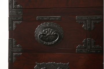 中古　美品　民芸家具　熊野洞　木地呂塗り　立派な金具が荘厳な雰囲気を醸し出す仙台箪笥(着物箪笥、整理箪笥、衣装箪笥、重ね箪笥、引き出し)(定価約150万円)(R-065712)