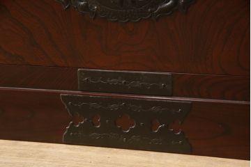 中古　美品　民芸家具　熊野洞　木地呂塗り　立派な金具が荘厳な雰囲気を醸し出す仙台箪笥(着物箪笥、整理箪笥、衣装箪笥、重ね箪笥、引き出し)(定価約150万円)(R-065712)