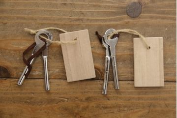 中古　美品　民芸家具　熊野洞　木地呂塗り　立派な金具が荘厳な雰囲気を醸し出す仙台箪笥(着物箪笥、整理箪笥、衣装箪笥、重ね箪笥、引き出し)(定価約150万円)(R-065712)