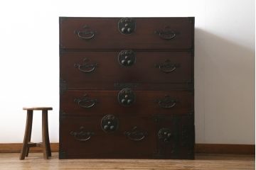 和製アンティーク　前面欅(ケヤキ)材　縁起物の金具が魅力の二本松箪笥(重ね箪笥、引き出し、衣装箪笥、整理タンス、時代箪笥、収納たんす)(R-065713)