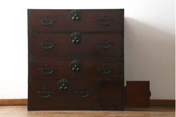和製アンティーク　前面欅(ケヤキ)材　縁起物の金具が魅力の二本松箪笥(重ね箪笥、引き出し、衣装箪笥、整理タンス、時代箪笥、収納たんす)(R-065713)