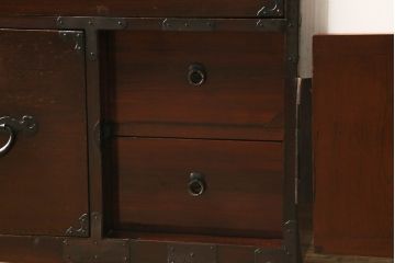 和製アンティーク　前面欅(ケヤキ)材　縁起物の金具が魅力の二本松箪笥(重ね箪笥、引き出し、衣装箪笥、整理タンス、時代箪笥、収納たんす)(R-065713)
