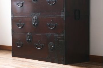 和製アンティーク　前面欅(ケヤキ)材　縁起物の金具が魅力の二本松箪笥(重ね箪笥、引き出し、衣装箪笥、整理タンス、時代箪笥、収納たんす)(R-065713)