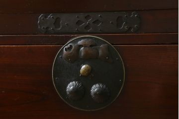 和製アンティーク　前面欅(ケヤキ)材　縁起物の金具が魅力の二本松箪笥(重ね箪笥、引き出し、衣装箪笥、整理タンス、時代箪笥、収納たんす)(R-065713)