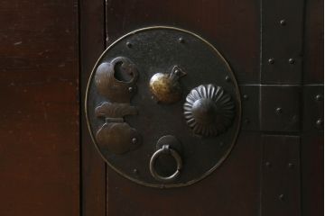 和製アンティーク　前面欅(ケヤキ)材　縁起物の金具が魅力の二本松箪笥(重ね箪笥、引き出し、衣装箪笥、整理タンス、時代箪笥、収納たんす)(R-065713)