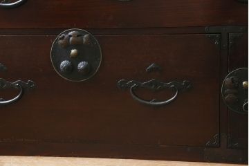 和製アンティーク　前面欅(ケヤキ)材　縁起物の金具が魅力の二本松箪笥(重ね箪笥、引き出し、衣装箪笥、整理タンス、時代箪笥、収納たんす)(R-065713)