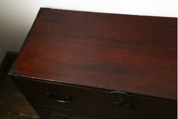 和製アンティーク　前面欅(ケヤキ)材　縁起物の金具が魅力の二本松箪笥(重ね箪笥、引き出し、衣装箪笥、整理タンス、時代箪笥、収納たんす)(R-065713)