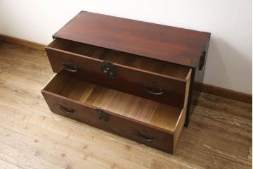和製アンティーク　前面欅(ケヤキ)材　縁起物の金具が魅力の二本松箪笥ローボード(引き出し、時代箪笥、収納タンス、テレビ台、ローチェスト)(R-065714)