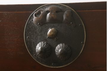 和製アンティーク　前面欅(ケヤキ)材　縁起物の金具が魅力の二本松箪笥ローボード(引き出し、時代箪笥、収納タンス、テレビ台、ローチェスト)(R-065714)