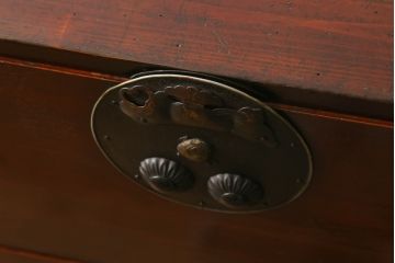 和製アンティーク　前面欅(ケヤキ)材　縁起物の金具が魅力の二本松箪笥ローボード(引き出し、時代箪笥、収納タンス、テレビ台、ローチェスト)(R-065714)