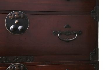 和製アンティーク　前面欅(ケヤキ)材　縁起物の金具が魅力の二本松箪笥ローボード(引き出し、時代箪笥、収納タンス、テレビ台、ローチェスト)(R-065714)