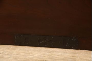 和製アンティーク　前面欅(ケヤキ)材　縁起物の金具が魅力の二本松箪笥ローボード(引き出し、時代箪笥、収納タンス、テレビ台、ローチェスト)(R-065714)