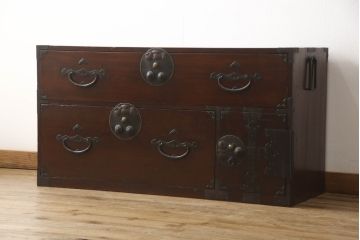 和製アンティーク　前面欅(ケヤキ)材　縁起物の金具が魅力の二本松箪笥ローボード(引き出し、時代箪笥、収納タンス、テレビ台、ローチェスト)(R-065715)