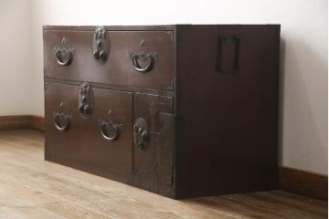 和製アンティーク　前面欅(ケヤキ)材　縁起物の金具が魅力の二本松箪笥ローボード(引き出し、時代箪笥、収納タンス、テレビ台、ローチェスト)(R-065715)