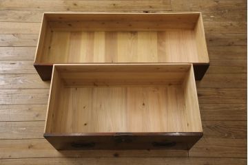 和製アンティーク　前面欅(ケヤキ)材　縁起物の金具が魅力の二本松箪笥ローボード(引き出し、時代箪笥、収納タンス、テレビ台、ローチェスト)(R-065715)