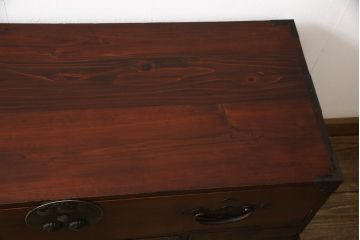 和製アンティーク　前面欅(ケヤキ)材　縁起物の金具が魅力の二本松箪笥ローボード(引き出し、時代箪笥、収納タンス、テレビ台、ローチェスト)(R-065715)