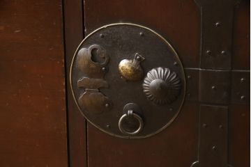 和製アンティーク　前面欅(ケヤキ)材　縁起物の金具が魅力の二本松箪笥ローボード(引き出し、時代箪笥、収納タンス、テレビ台、ローチェスト)(R-065715)