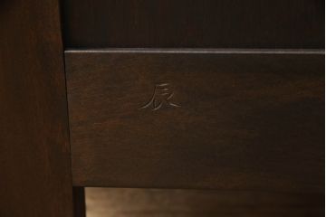 中古　美品　松本民芸家具　デザインが印象的なD型サイドボード(収納棚、戸棚、サイドキャビネット)(定価約59万8千円)(R-065718)
