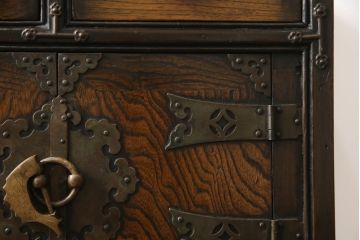 アジアンビンテージ　李朝家具　立派な金具が重厚な雰囲気を醸し出す小箪笥(小物収納、卓上収納、収納棚、戸棚、韓国家具、ヴィンテージ)(R-065720)