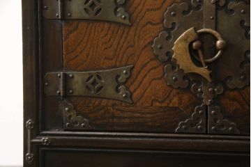 アジアンビンテージ　李朝家具　立派な金具が重厚な雰囲気を醸し出す小箪笥(小物収納、卓上収納、収納棚、戸棚、韓国家具、ヴィンテージ)(R-065720)
