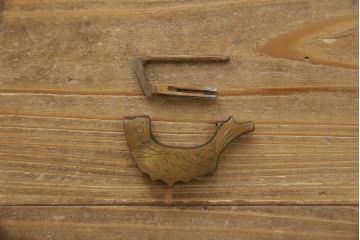 アジアンビンテージ　李朝家具　立派な金具が重厚な雰囲気を醸し出す小箪笥(小物収納、卓上収納、収納棚、戸棚、韓国家具、ヴィンテージ)(R-065720)