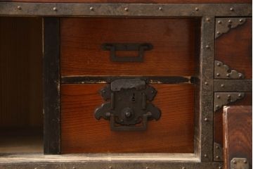 和製アンティーク　江戸〜明治　激レア　希少　博物館クラス!!　前面欅(ケヤキ)材　船箪笥の金具が付いた佐渡帳場箪笥(舟箪笥、佐渡箪笥、時代箪笥、引き出し、収納箪笥)(R-065721)