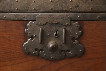 和製アンティーク　江戸〜明治　激レア　希少　博物館クラス!!　前面欅(ケヤキ)材　船箪笥の金具が付いた佐渡帳場箪笥(舟箪笥、佐渡箪笥、時代箪笥、引き出し、収納箪笥)(R-065721)