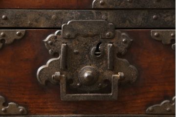 和製アンティーク　江戸〜明治　激レア　希少　博物館クラス!!　前面欅(ケヤキ)材　船箪笥の金具が付いた佐渡帳場箪笥(舟箪笥、佐渡箪笥、時代箪笥、引き出し、収納箪笥)(R-065721)