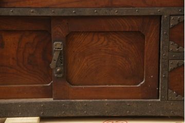 和製アンティーク　江戸〜明治　激レア　希少　博物館クラス!!　前面欅(ケヤキ)材　船箪笥の金具が付いた佐渡帳場箪笥(舟箪笥、佐渡箪笥、時代箪笥、引き出し、収納箪笥)(R-065721)