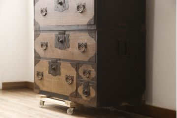 和製アンティーク　前面内部・桐材　時代を経た趣が感じられる佐渡小木箪笥(佐渡箪笥、和たんす、時代箪笥、収納箪笥、引き出し、重ねタンス)(R-065724)