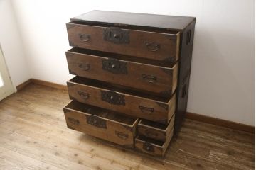 和製アンティーク　前面内部・桐材　時代を経た趣が感じられる佐渡小木箪笥(佐渡箪笥、和たんす、時代箪笥、収納箪笥、引き出し、重ねタンス)(R-065724)