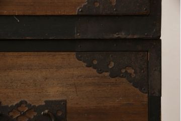 和製アンティーク　前面内部・桐材　時代を経た趣が感じられる佐渡小木箪笥(佐渡箪笥、和たんす、時代箪笥、収納箪笥、引き出し、重ねタンス)(R-065724)