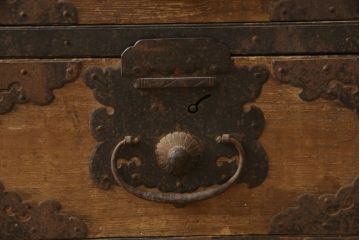 和製アンティーク　前面内部・桐材　時代を経た趣が感じられる佐渡小木箪笥(佐渡箪笥、和たんす、時代箪笥、収納箪笥、引き出し、重ねタンス)(R-065724)