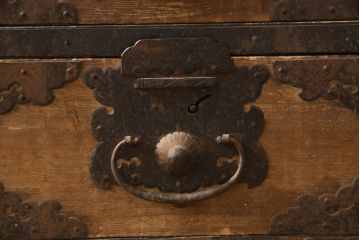 和製アンティーク　前面内部・桐材　時代を経た趣が感じられる佐渡小木箪笥ローボード(佐渡箪笥、和たんす、時代箪笥、収納箪笥、衣装箪笥、引き出し、ローチェスト、テレビ台)(R-065734)