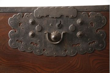 和製アンティーク　美品　前面欅(ケヤキ)　金具の立派な佐渡箪笥(小木箪笥、和たんす、時代箪笥、収納箪笥、引き出し、整理箪笥)(R-065735)