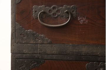 和製アンティーク　美品　前面欅(ケヤキ)　金具の立派な佐渡箪笥(小木箪笥、和たんす、時代箪笥、収納箪笥、引き出し、整理箪笥)(R-065735)