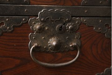 和製アンティーク　美品　前面欅(ケヤキ)　金具の立派な佐渡箪笥(小木箪笥、和たんす、時代箪笥、収納箪笥、引き出し、整理箪笥)(R-065735)