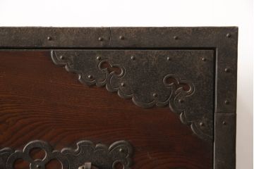 和製アンティーク　美品　前面欅(ケヤキ)　金具の立派な佐渡箪笥ローボード(小木箪笥、和たんす、時代箪笥、収納箪笥、引き出し、整理箪笥)(R-065736)
