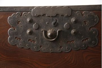 和製アンティーク　美品　前面欅(ケヤキ)　金具の立派な佐渡箪笥ローボード(小木箪笥、和たんす、時代箪笥、収納箪笥、引き出し、整理箪笥)(R-065736)
