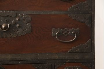 和製アンティーク　美品　前面欅(ケヤキ)　金具の立派な佐渡箪笥ローボード(小木箪笥、和たんす、時代箪笥、収納箪笥、引き出し、整理箪笥)(R-065736)
