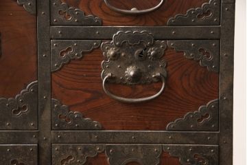 和製アンティーク　美品　前面欅(ケヤキ)　金具の立派な佐渡箪笥ローボード(小木箪笥、和たんす、時代箪笥、収納箪笥、引き出し、整理箪笥)(R-065737)