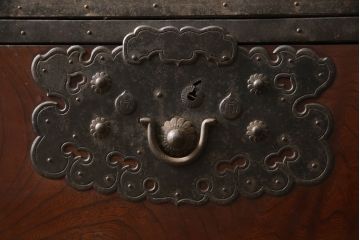 和製アンティーク　美品　前面欅(ケヤキ)　金具の立派な佐渡箪笥ローボード(小木箪笥、和たんす、時代箪笥、収納箪笥、引き出し、整理箪笥)(R-065737)