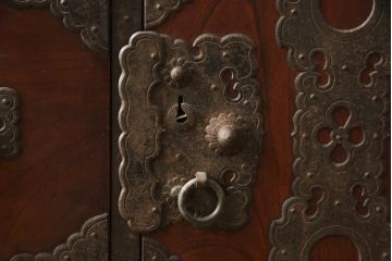 和製アンティーク　美品　前面欅(ケヤキ)　金具の立派な佐渡箪笥ローボード(小木箪笥、和たんす、時代箪笥、収納箪笥、引き出し、整理箪笥)(R-065737)