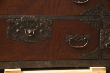 和製アンティーク　美品　前面欅(ケヤキ)　金具の立派な佐渡箪笥ローボード(小木箪笥、和たんす、時代箪笥、収納箪笥、引き出し、整理箪笥)(R-065737)